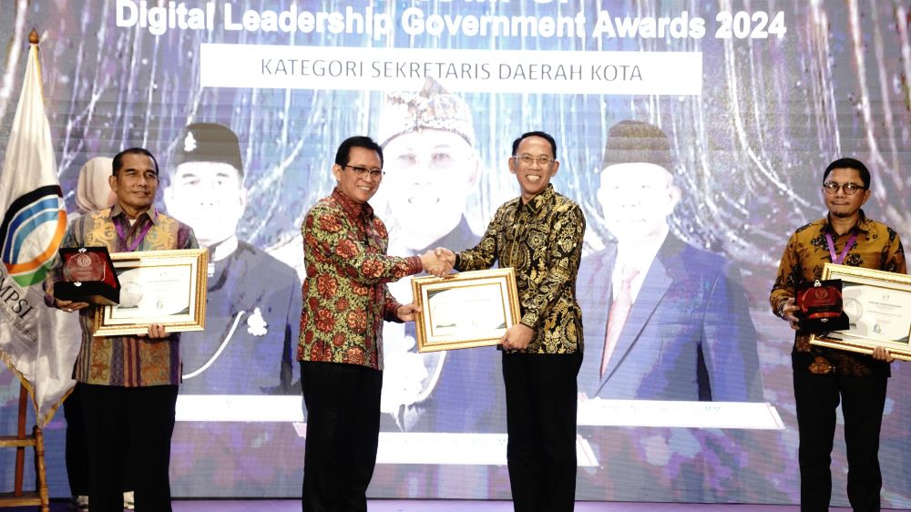 APRESIASI: Dirjen Bina Pembangunan Daerah Kementerian Dalam Negeri (Kemendagri) Restuardy Daud menyerahkan penghargaan Sekretaris Daerah Kota Terbaik kepada Sekada Kota Mojokerto Gaguk Tri Prasetyo.