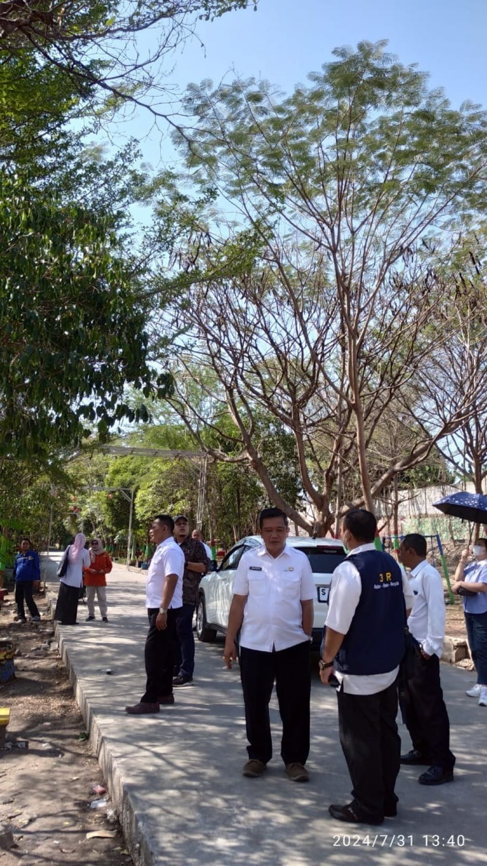 DITINJAU: Tim KLHK didampingi Kepala DLH Kota Mojokerto Amin Wachid saat meninjau bank sampah di TPA Randegan, Kota Mojokerto, Rabu (31/7).