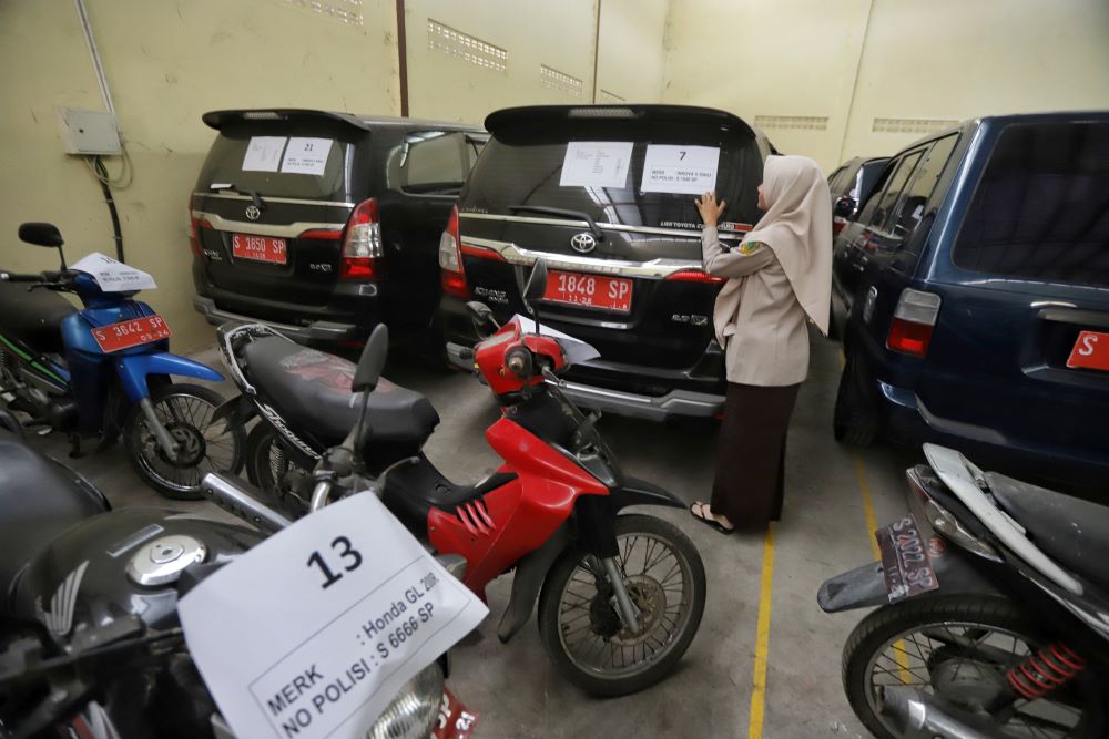 DIJUAL: Sejumlah kendaraan pelat merah yang diparkir di Gudang Aset Kota Mojokerto. Eks mobdin pejabat yang belum terlelang bakal kembali diajukan ke KPKNL Sidoarjo.