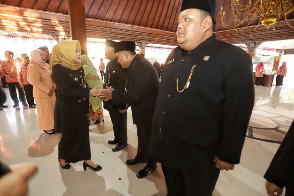 PROMOSI: Bupati Ikfina Fahmawati melantik dua camat diangkat jadi kepala OPD di Pendapa Graha Majatama Pemkab Mojokerto, Kamis (1/8).