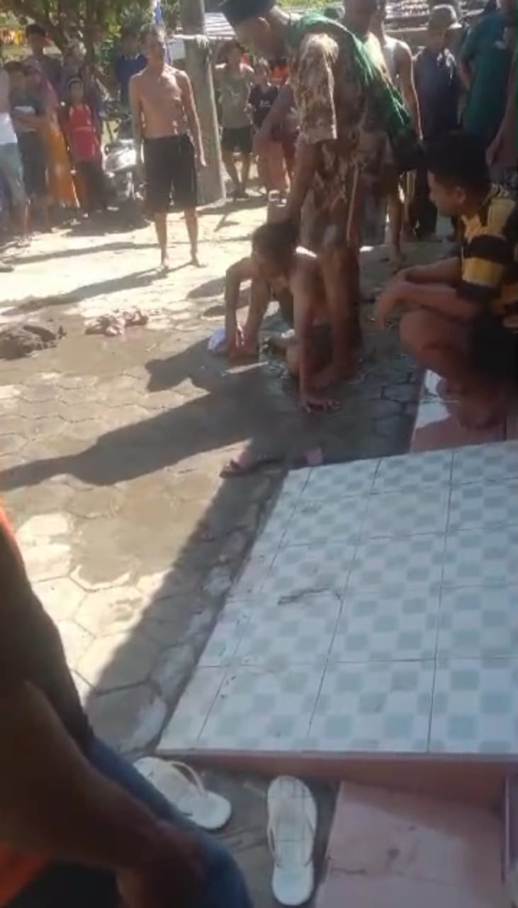 MOHON AMPUN: Warga Dusun Sumbersono, Desa Brayublandong menghajar komplotan jambret yang terpergok merampas kalung