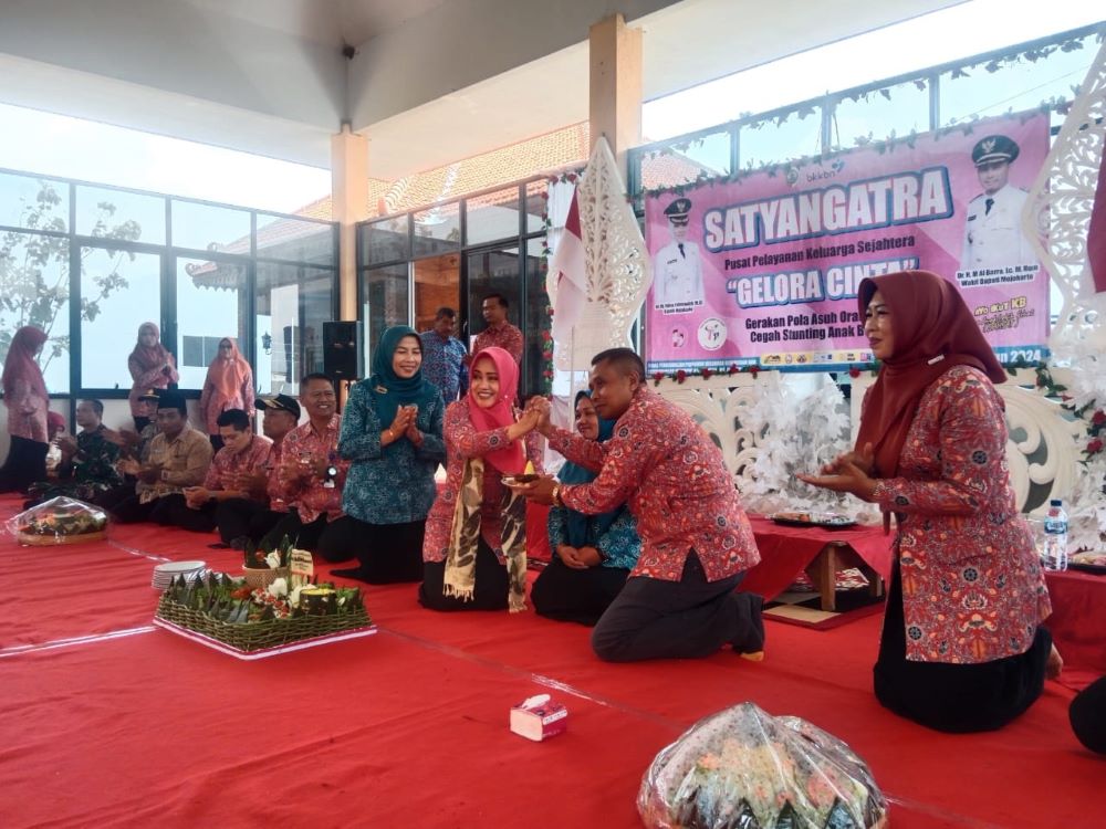 LEBIH TEREDUKASI : Bupati Ikfina Fahmawati hadir di tengah masyarakat Desa Nogosari memberikan sosialisasi Gelora Cinta, pekan lalu.