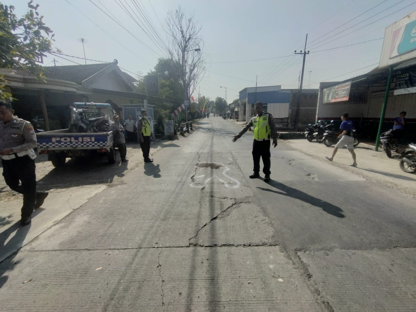 TABRAK LARI: Polisi menggelar olah TKP di lokasi kecelakaan yang menewaskan relawan di Jalan Raya Desa Kupang, Kecamatan Jetis, Senin (5/8).