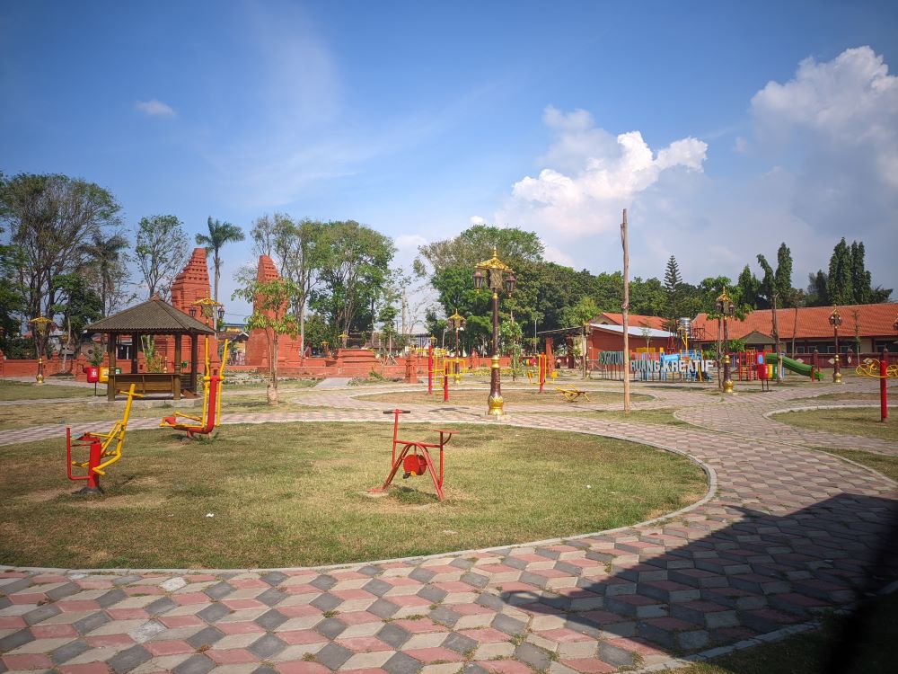 WISATA: Taman RTH Sooko terpantau sepi ketika siang hari karena kurang teduh, Jumat (2/8).