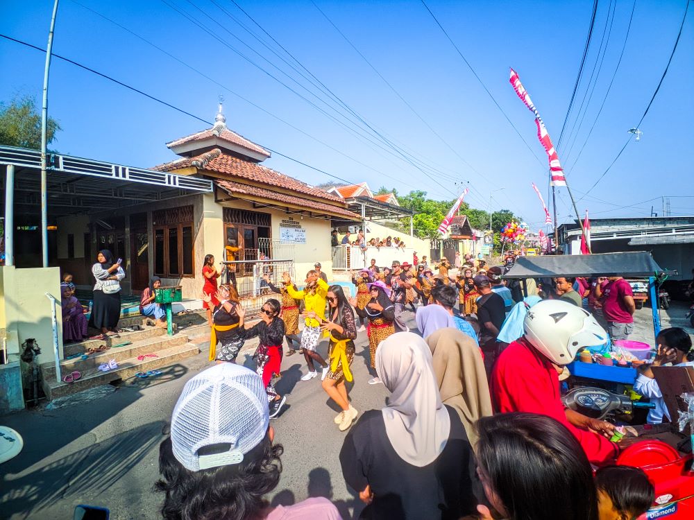 SEMARAK: Penampil karnaval kemerdekaan yang digelar warga Desa Kutogirang, Kecamatan Ngoro, Kabupaten Mojokerto tampak antusias, Minggu (4/8).