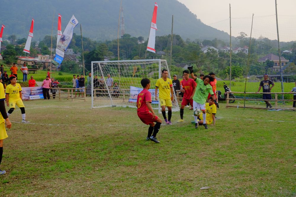 SEPAK BOLA DI KETINGGIAN: Tim sepak bola saat bertanding pada Kades Cup di Desa Trawas, Kecamatan Trawas, Kabupaten Mojokerto.