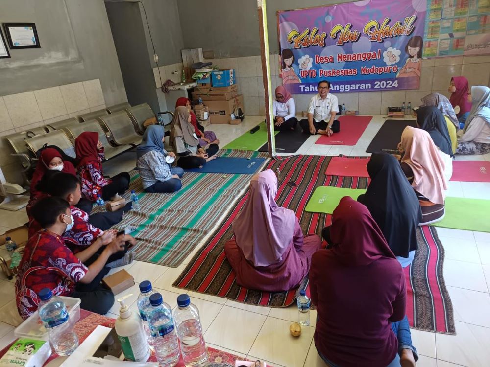 LEBIH DEKAT: Tim nakes Puskesmas Modopuro terjun ke desa menggelar kelas ibu hamil dan ibu balita pekan lalu.