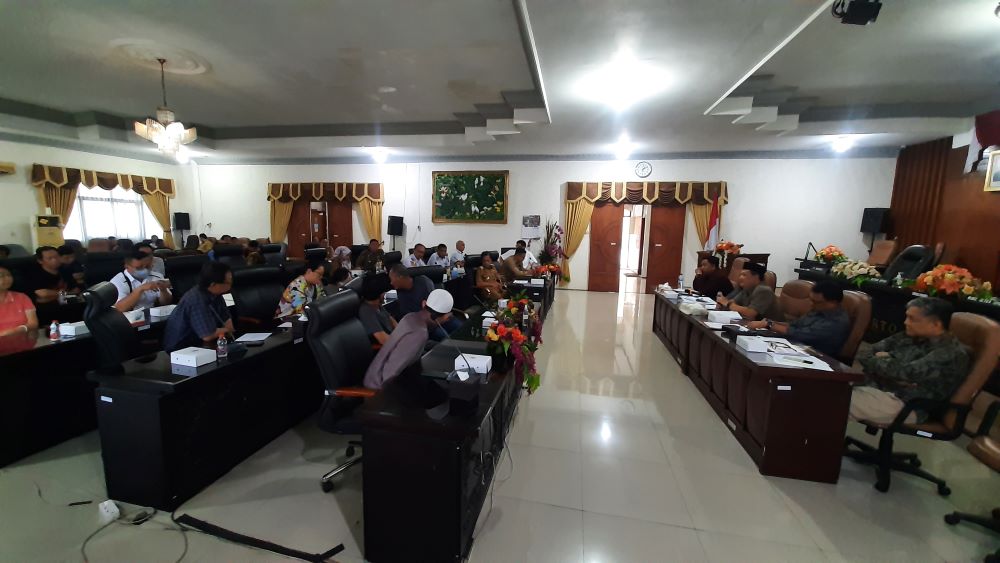 DENGAR PENDAPAT: Perwakilan warga dan pelaku usaha di Jalan Karyawan Baru, Kelurahan Sentanan, Kecamatan Kranggan saat mengikuti hearing bersama Komisi II DPRD Kota Mojokerto, kemarin.