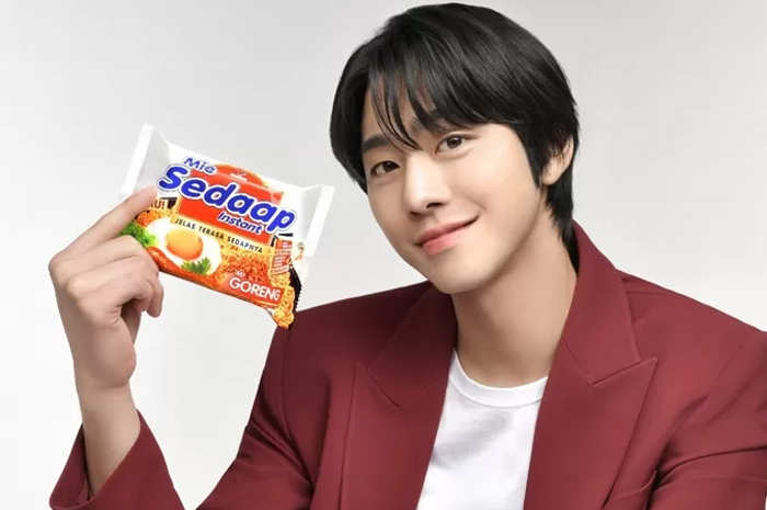 Ahn Hyo Seop dengan mie Sedaap