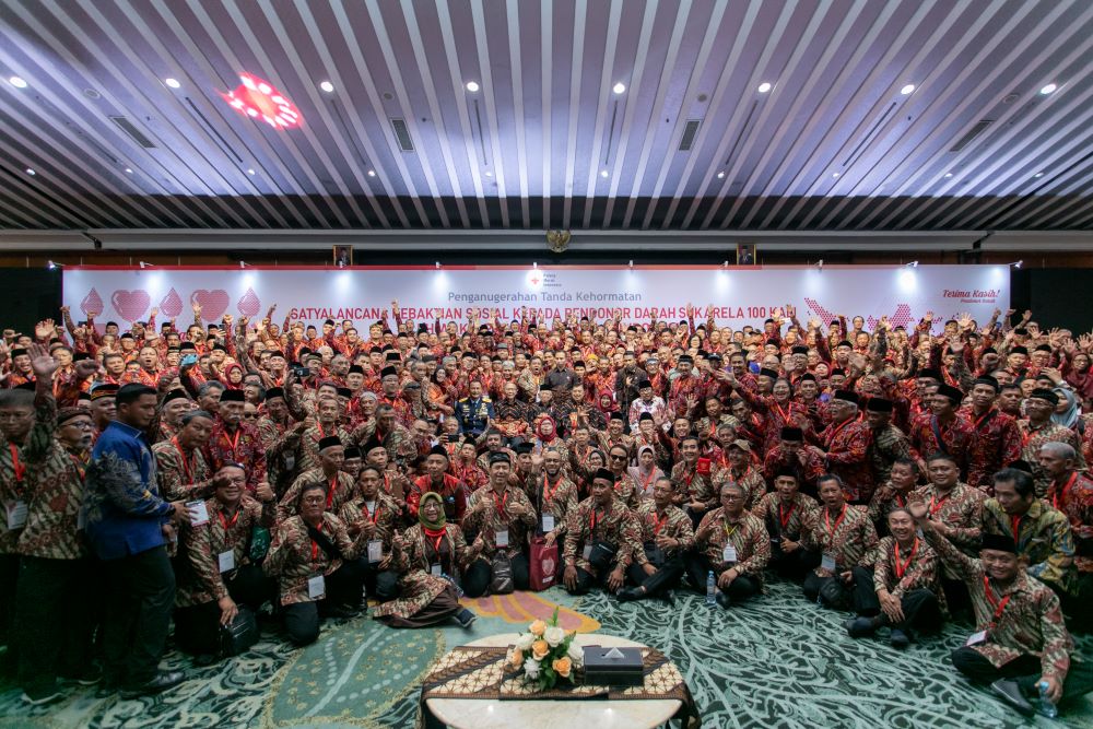 BERBAUR: Pendonor darah sukarela 100 kali (batik cokelat) bersama pendonor darah sukarela dari provinsi lain di Hotel Sultan Jalan Jenderal Gatot Subroto, Jakarta Selatan.
