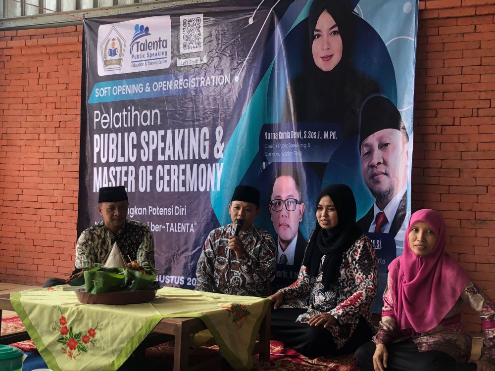 JADI PIONIR: Suasana soft opening Talenta Public Speaking Education & Training Center, kemarin (6/8). Kursus ini bakal menjadi salah satu keterampilan yang disediakan UPT SKB Mojokerto.