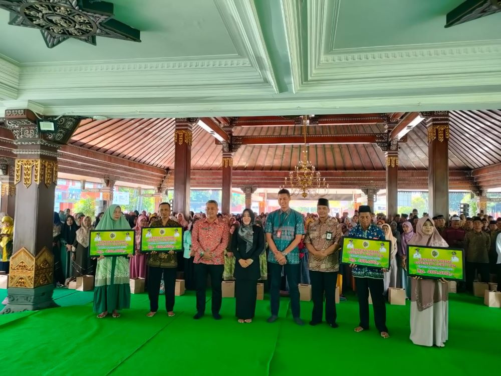 POTENSI BERTAMBAH: Bupati Ikfina Fahmawati menyalurkan bantuan insentif kepada 6.531 guru TPQ secara simbolis di Pendapa Graha Majatama, Pemkab Mojokerto, Desember 2023 lalu.