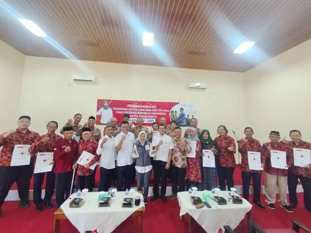 PERSIAPAN: Ketua PMI Kota Mojokerto Hj Ika Puspitasari (tengah berjilbab) foto bersama dengan para pendonor darah sukarela 100 kali di Aula PMI Kota Mojokerto sebelum berangkat ke Jakarta, Sabtu (3/8)