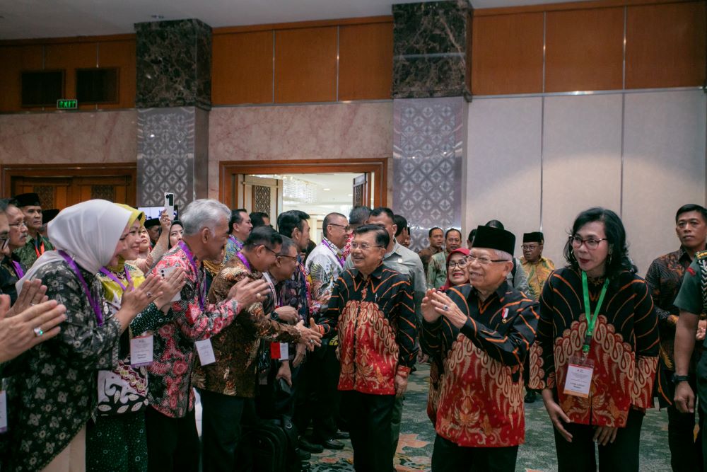 HANGAT: Ketua Umum PMI&nbsp;Jusuf Kalla&nbsp;dan Wakil Presiden Republik Indonesia, Prof Dr (HC) KH Ma&rsquo;ruf Amin menyapa pendonor darah sukarela 100 kali di Hotel Sultan Jalan Jenderal Gatot Subroto, Jakarta