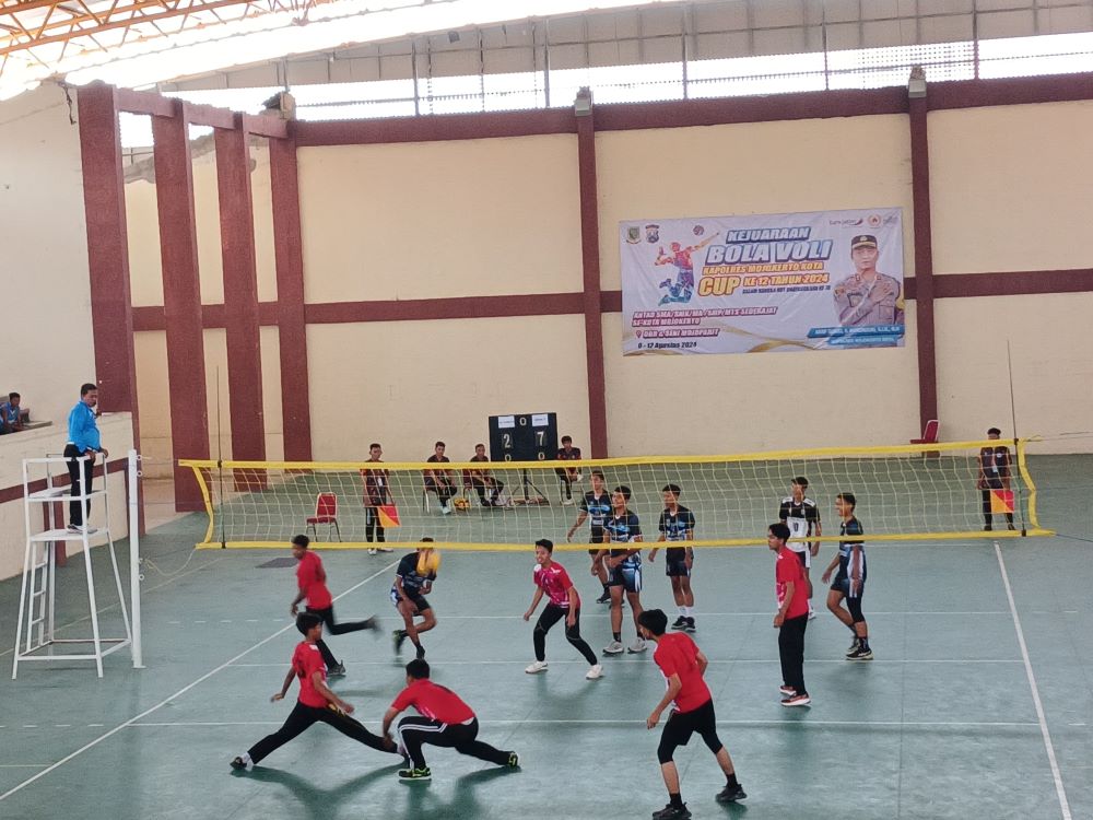 MERIAH: Pertandingan antara tim putra MA Permata (merah) dan SMAN 2 Mojokerto di ajang Kejuaraan Bola Voli Kapolres Mojokerto Kota Cup di GOR dan Seni Mojopahit, kemarin.