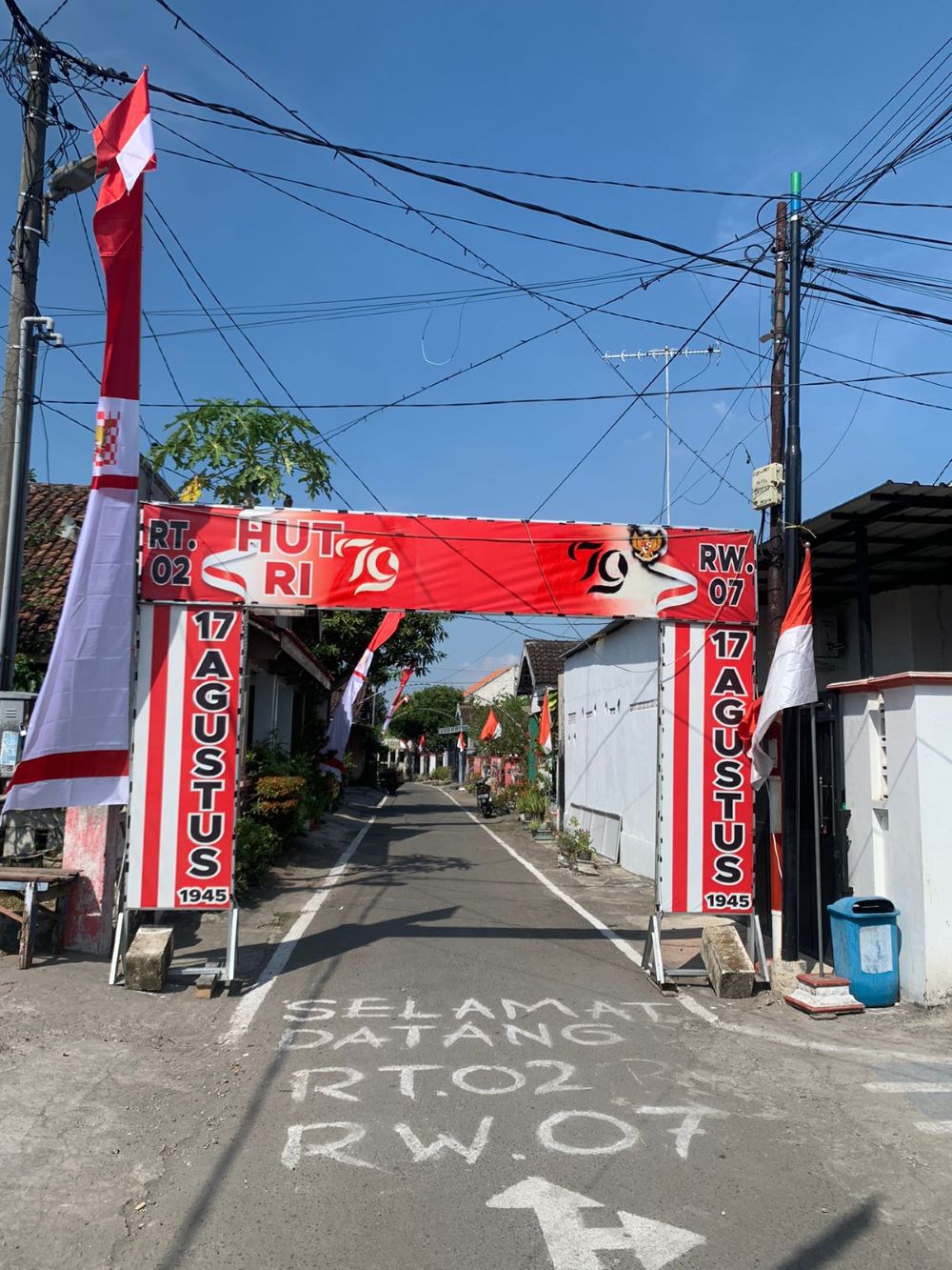 MERIAH: Gapura selamat datang di Jalan Kepindon, Desa Japan, Kecamatan Sooko, Kabupaten Mojokerto dihiasi pernik Agustusan, Jumat (2/8/).