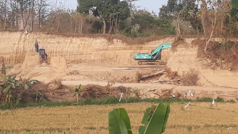 DIPROTES WARGA: Dua alat berat di area galian C diduga ilegal di Dusun Gondang, Desa Parengan, Kecamatan Jetis berhenti beroperasi, kemarin (7/8).