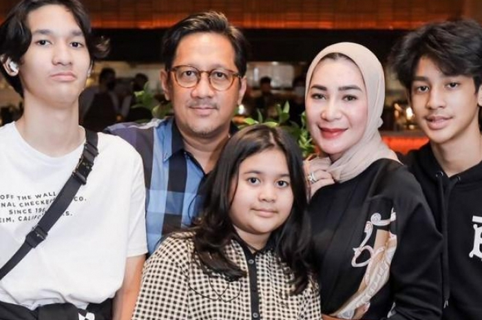 Andre Taulany dan Rien serta tiga anaknya