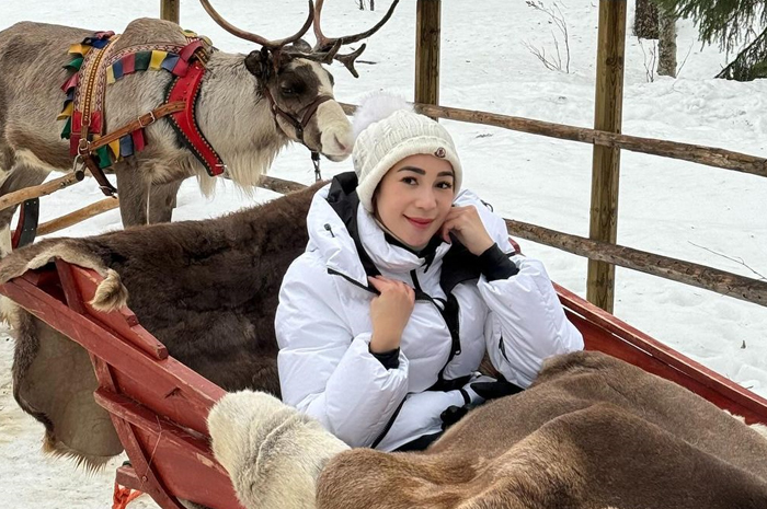 Rien Wartia Trigina atau yang akrab disapa Erin Taulany saat berlibur ke Eropa.