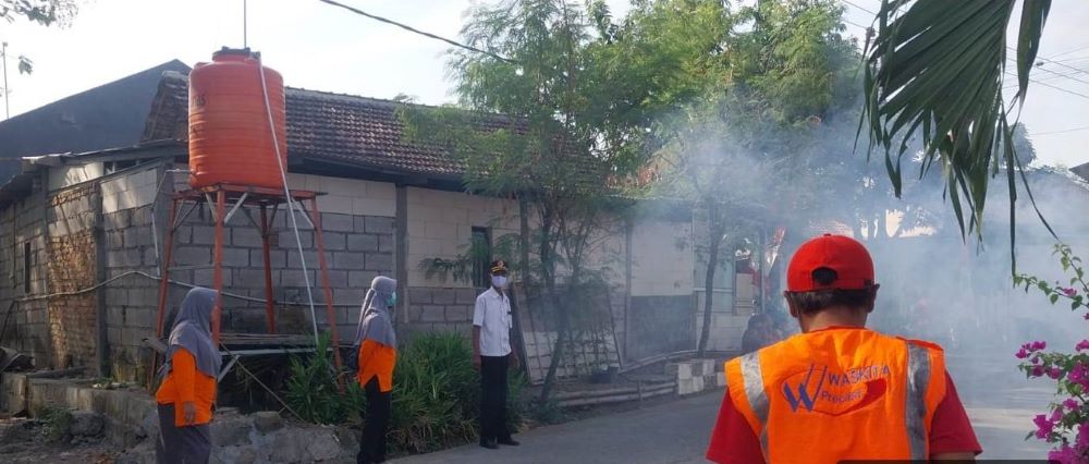 ATENSI: Puskesmas Dawarblandong bersama Pemdes Gunungan melakukan fogging setelah ada beberapa warga terjangkit DBD.