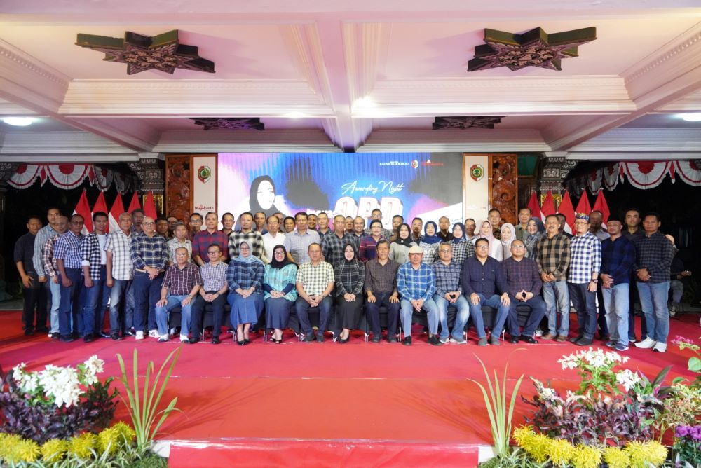 DIAPRESIASI: Bupati Ikfina Fahmawati (tengah) didampingi Sekdakab Teguh Gunarko dan Direktur JPRM M. Nur Kholis foto bersama semua kepala OPD di lingkungan Pemkab Mojokerto pada Awarding Night Inovasi