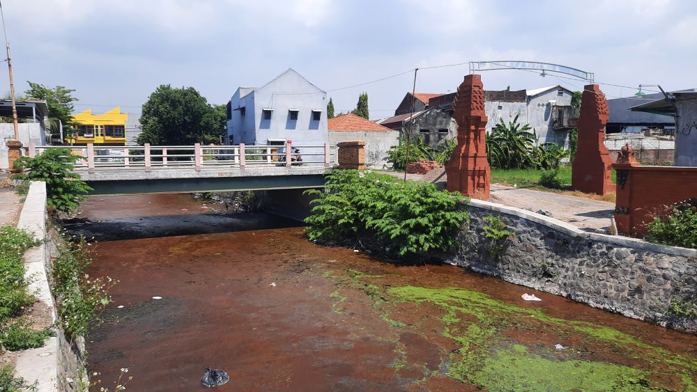 MEMERAH: Aliran Sungai Ngrayung di Lingkungan Kuwung, Kelurahan Meri, Kecamatan Kranggan, Kota Mojokerto yang berubah warna menjadi kemerahan, Kamis (8/8) siang.