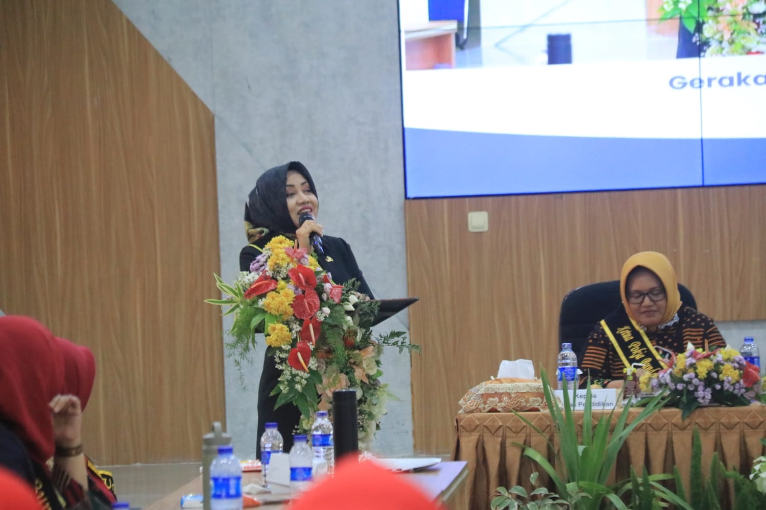 PEMBINAAN SDM: Bupati Ikfina Fahmawati memberikan sambutan simposium Gerakan Transisi PAUD ke SD yang Menyenangkan.