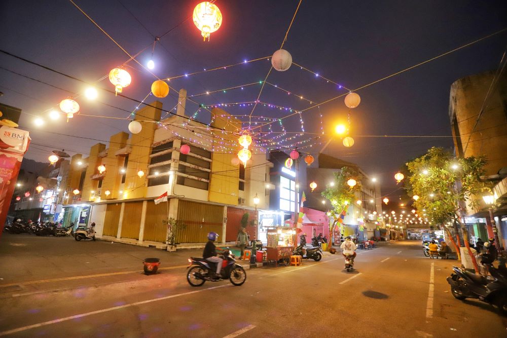 TEMATIK: Suasana di Jalan Karyawan Baru, Kelurahan Sentanan, Kecamatan Kranggan, Kota Mojokerto yang dijadikan sebagai lokasi kampung pecinan tiap akhir pekan.