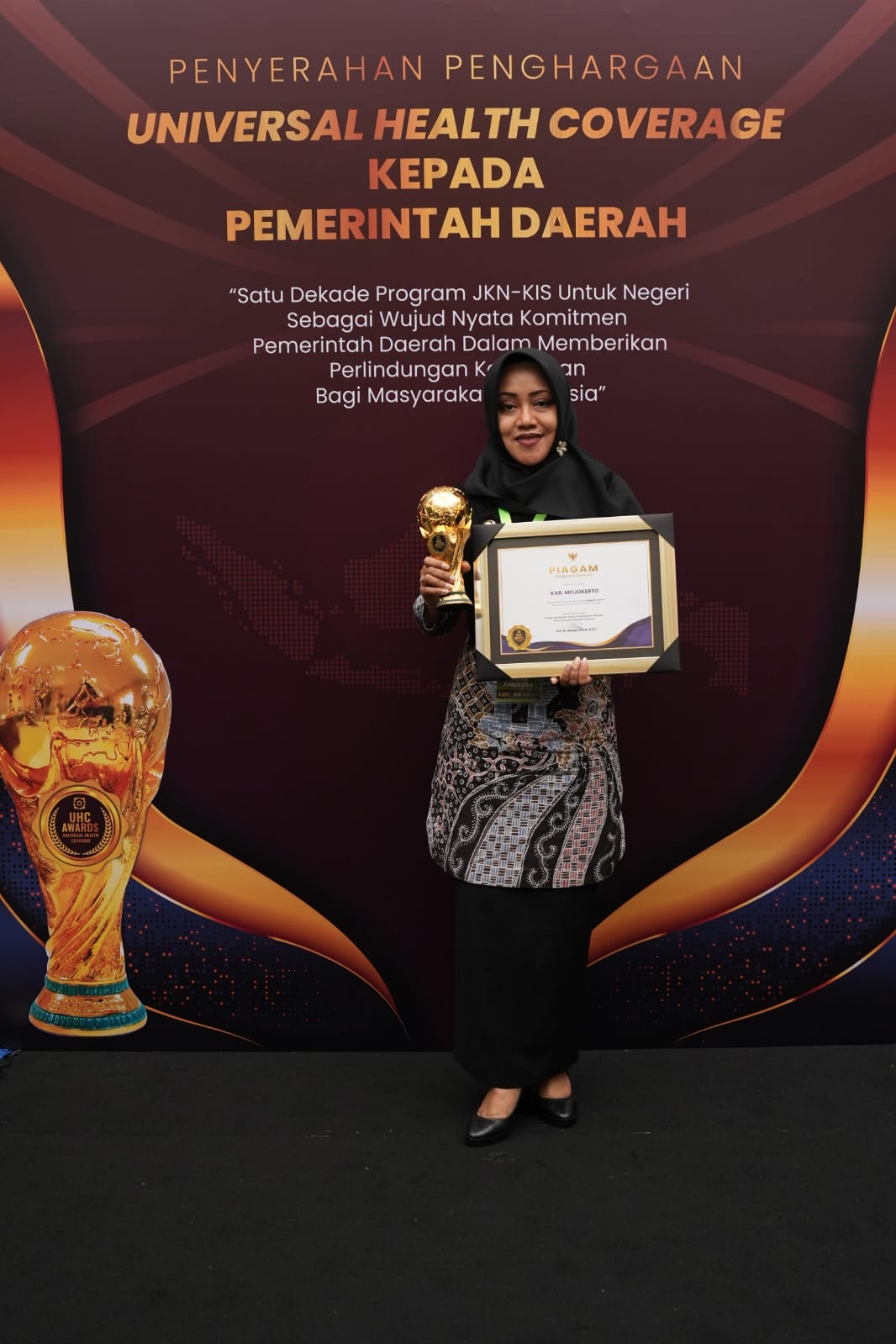 Bupati Mojokerto Ikfina Fahmawati menerima penghargaan UHC di Jakarta, Kamis (8/8/2024).