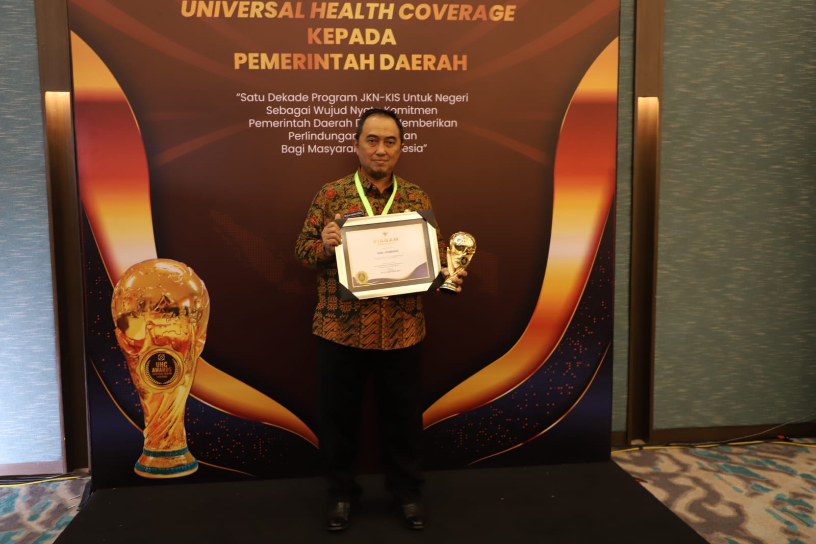 Pj Bupati Jombang Teguh Narutomo usai menerima penghargaan UHC di Jakarta, Kamis (8/8/2024).