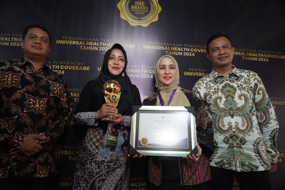 KOMITMEN: Bupati Ikfina Fahmawati didampingi Kepala BPJS Cabang Mojokerto Elke Winasari dan Kepala Dinkes Kabupaten Mojokerto dr Ulum Rokhmat Rokhmawan (kiri).