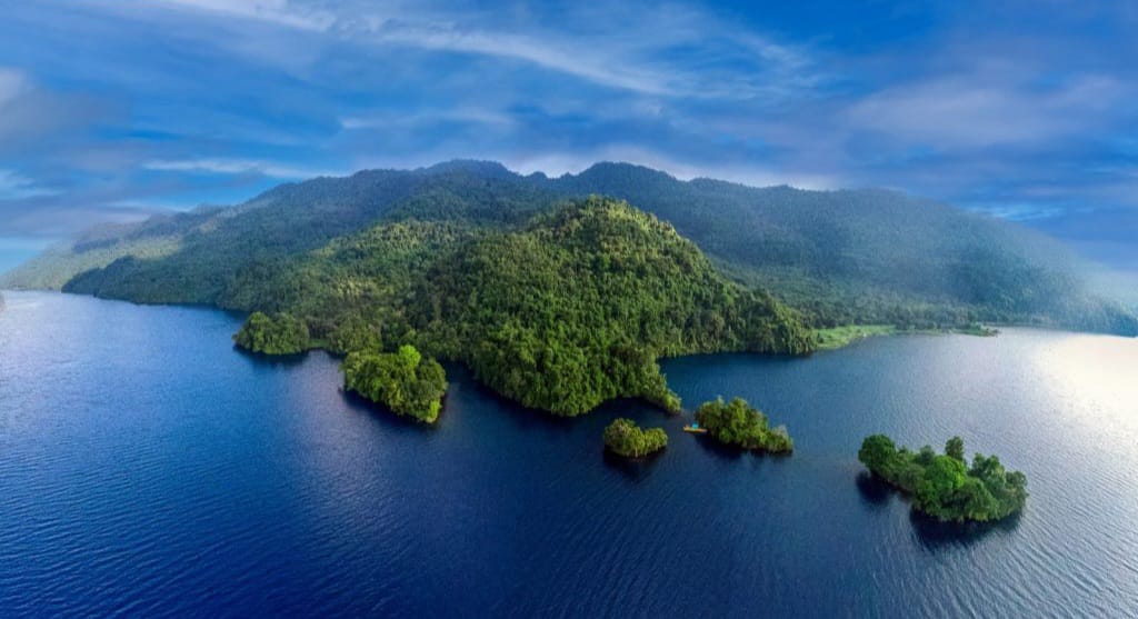 INDAH DAN BERSEJARAH: Kawasan cagar budaya air Pulau Ampat yang tenggelam menjadi Danau Matano diyakini sebagai salah satu lokasi kampung kuno tempat pengolahan besi.