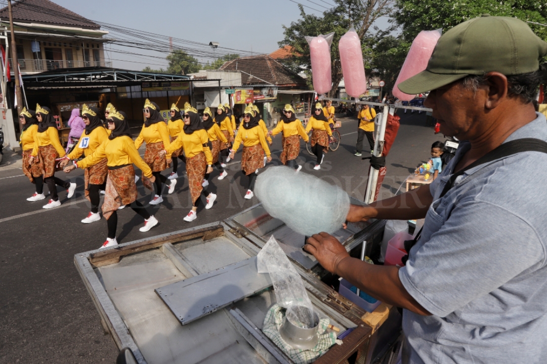 ACARA RAKYAT: Event gerak jalan dan sepeda hias menarik pedagang kaki lima menjajakan dagangannya, Sabtu (10/8/2024).