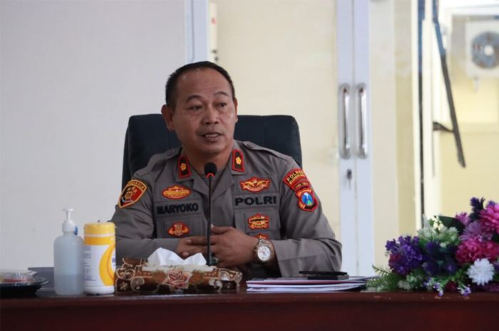 Kapolrek Prajurit Kulon Kota Mojokerto Kompol Maryoko ditemukan tewas menggantung di rumahnya.