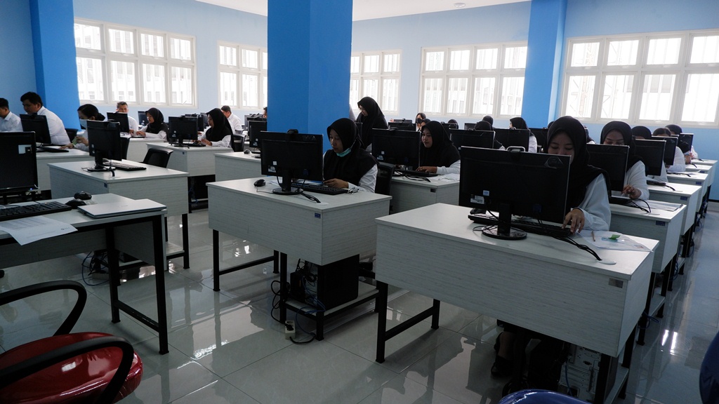 SELEKSI: Calon PPPK formasi 2023 di lingkungan Pemkot Mojokerto saat mengikuti uji kompetensi di Kota Surabaya tahun lalu.