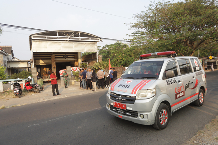 RUMAH DUKA: Suasana rumah almarhum Kompol Maryoko di Desa Mlaten, Kecamatan Puri, Kabupaten Mojokerto, Minggu (11/8).