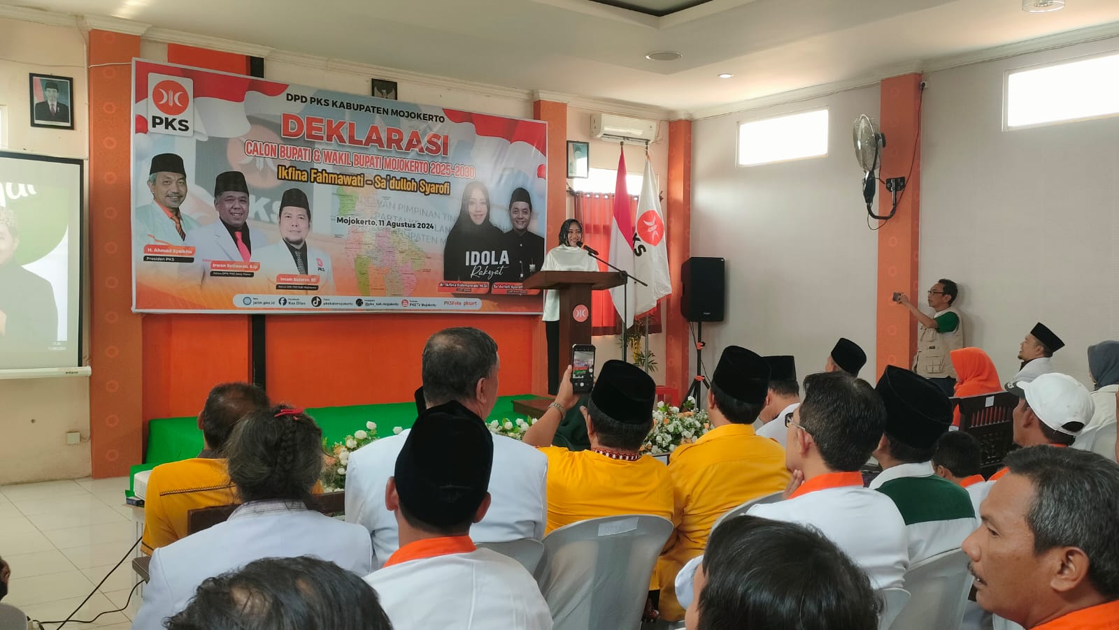 RESMI BERI DUKUNGAN: Ikfina Fahmawati menerima dukungan secara resmi dari PKS di kantor DPD PKS Kabupaten Mojokerto di jalan Tambakagung, Kecamatan Puri, Minggu (11/8).