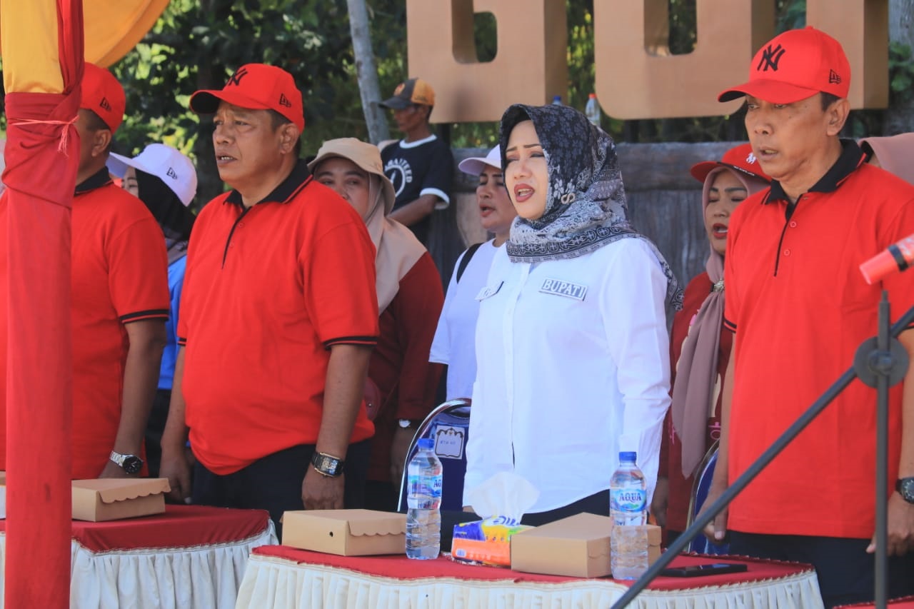 SINERGISITAS: Bupati Mojokerto Ikfina Fahmawati didampingi Camat Jetis Tri Cahyono&nbsp;Harianto mengapresiasi atas kekompakan masyarakat Kecamatan Jetis memeriahkan HUT ke-79 Kemerdekaan RI.