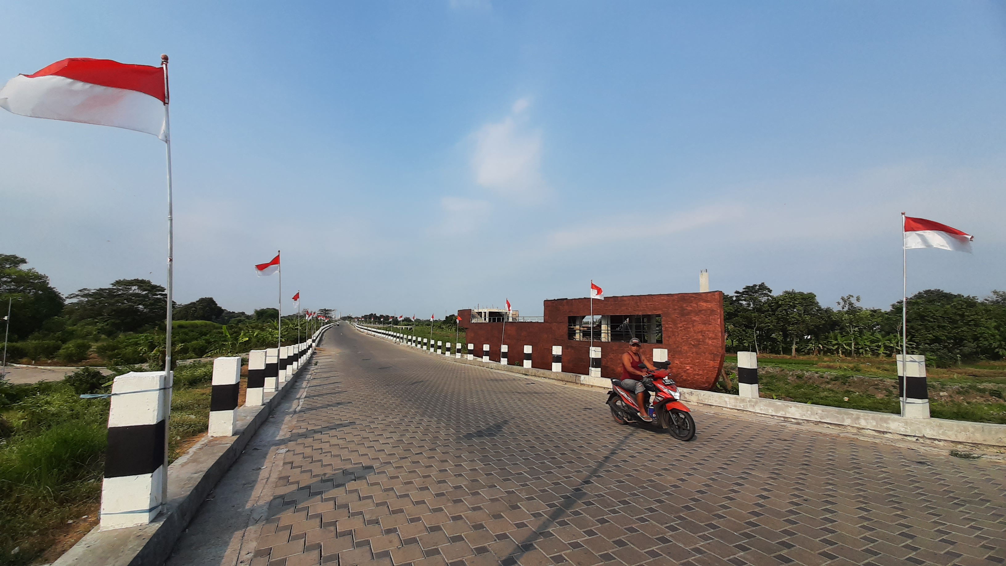 LENGANG: Pengendara saat melintas di ruas Jalan Ir Soekarno, Kelurahan Prajurit Kulon, Kota Mojokerto yang telah streril dari aktivitas perdagangan, kemarin.