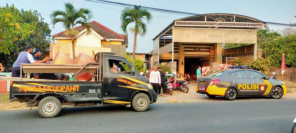 BERKABUNG: Suasana rumah duka jelang jenazah Kapolsek Prajurit Kulon Kota Mojokerto Kompol Maryoko dimakamkan, Minggu (11/8).