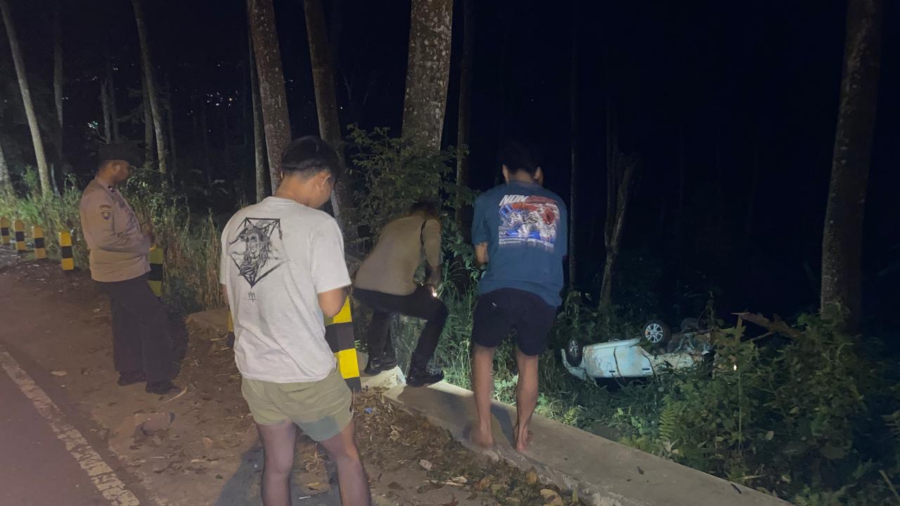 NAHAS: Petugas Polsek Pacet mengecek kondisi mobil Nissan Grand Livina nopol AD 1761 NH yang celaka di turunan AMD, Desa/Kecamatan Pacet, Mojokerto, Senin (12/8) pagi.