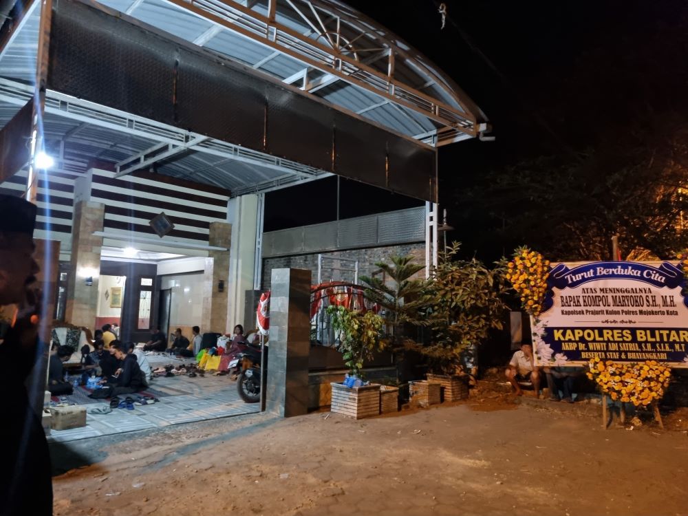 MENGAGETKAN: Situasi saat pengajian di rumah duka seusai pemakaman Kapolsek Prajurit Kulon Kompol Maryoko, Minggu (11/8) malam.