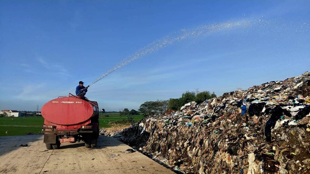 LANGKAH PREVENTIF: TPA Randegan Kota Mojokerto disentuh penyiraman dan pengurukan untuk mencegah terjadinya kebakaran.