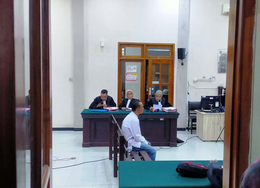 DIHUKUM: Suwari tak bisa berbuat banyak saat dihadirkan di kursi pesakitan dalam sidang vonis di Pengadilan Negeri Mojokerto, kemarin (12/8).