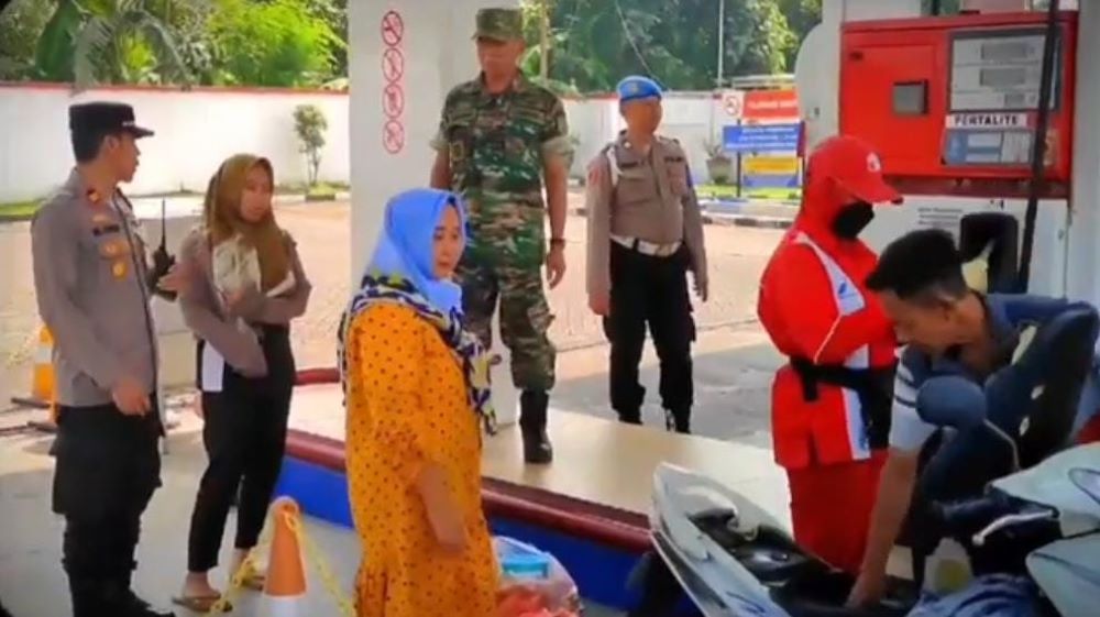NORMAL: Petugas Polsek Dlanggu mengecek proses pengisian dan stok BBM nonsubsidi di dua SPBU seusai pemerintah menaikkan harga sejak Sabtu (10/8).