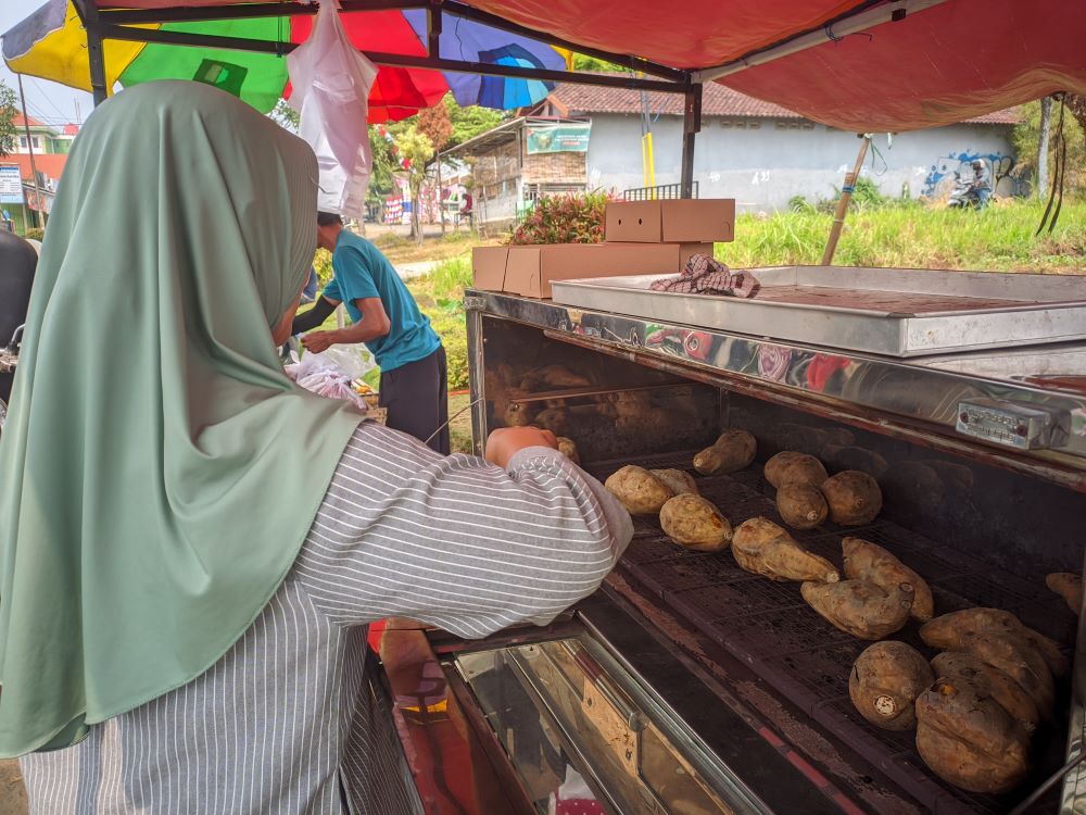 KULINER BARU: Penjual ubi oven tengah mempersiapkan dagangannya di Jalan Tirtowening, Desa Bendungan Jati, Kecamatan Pacet, Kabupaten Mojokerto, Rabu (7/8)