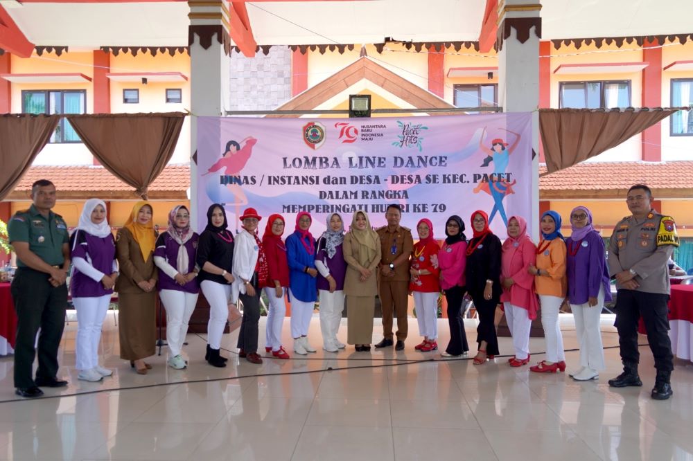 AGUSTUSAN: Bupati Ikfina Fahmawati didampingi jajaran Forkopimca Pacet turut hadir dalam lomba line dance di Pendapa Kecamatan Pacet, Senin (12/8).