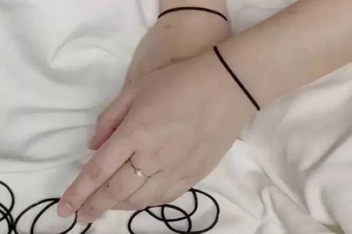 Gelang hitam memiliki arti tersendiri  dalam kepribadian seseorang.