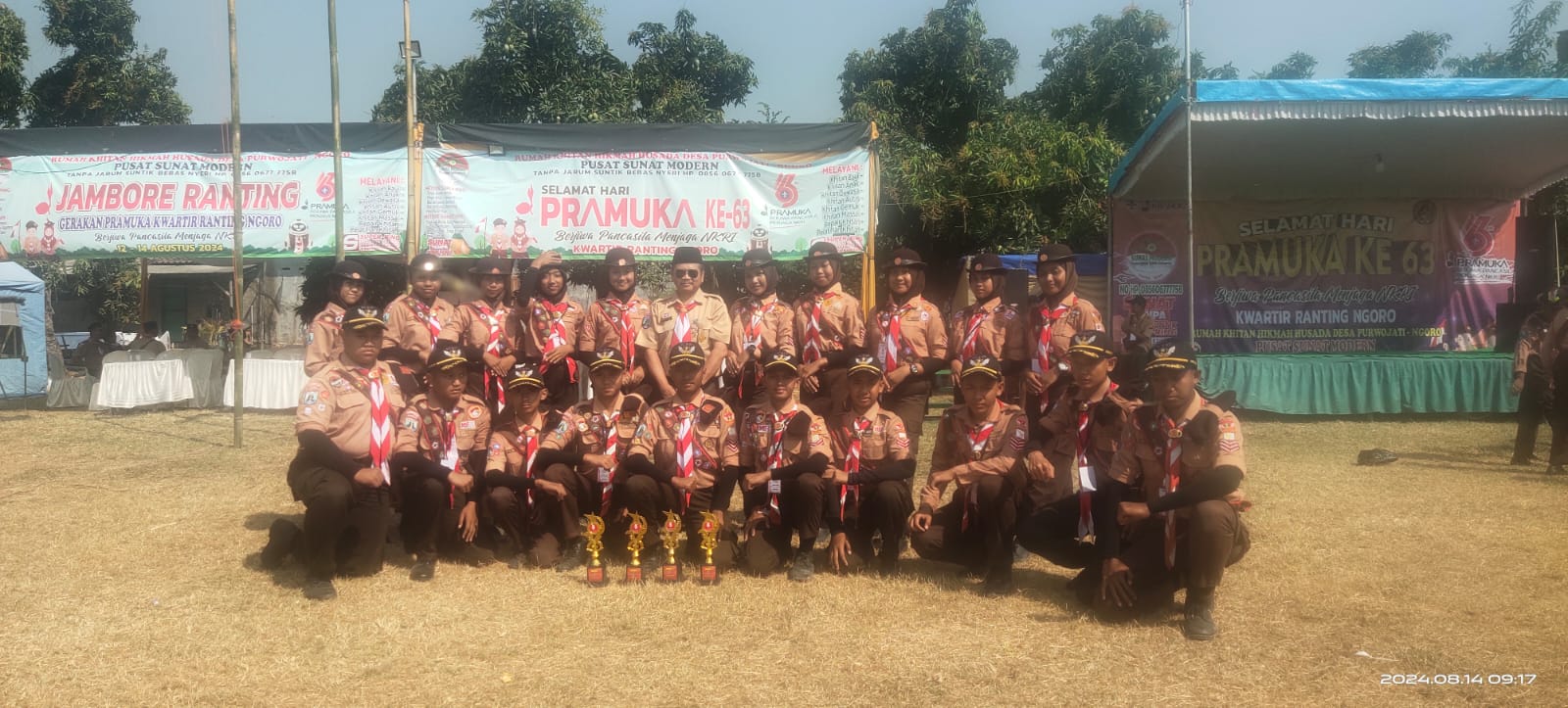 PRESTASI: Tim Pramuka SMP Negeri 1 Ngoro  bersama piala yang berhasil diraih.