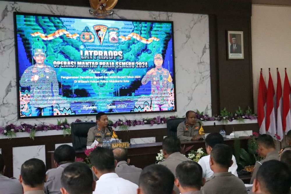 ANTISIPASI: Kapolres Mojokerto Kota AKBP Daniel Marunduri (kiri) memimpin Latihan Pra Operasi untuk pengamanan Pilkada 2024 di Aula Hayam Wuruk, Selasa (13/8).